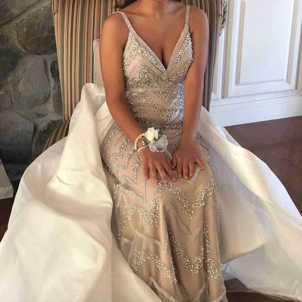 Prom Dress With Train and Pearl Details - Picture 4 of 5